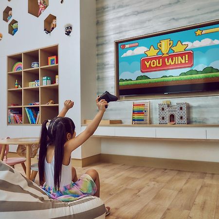 Address Beach Resort Bahrain Manama Exterior foto A child playing a game on a television
