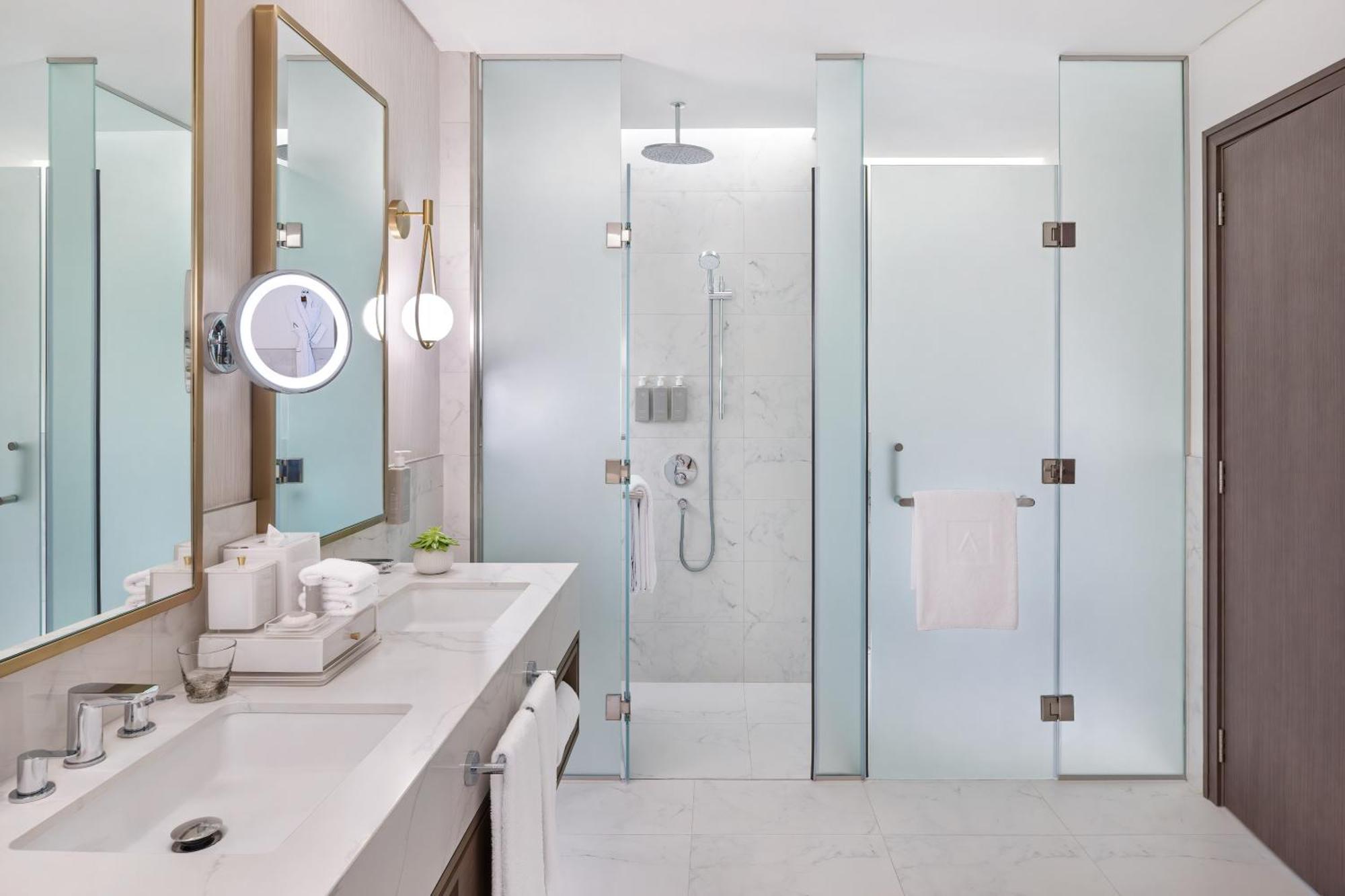 Address Beach Resort Bahrain Manama Exterior foto A shower with a sliding door