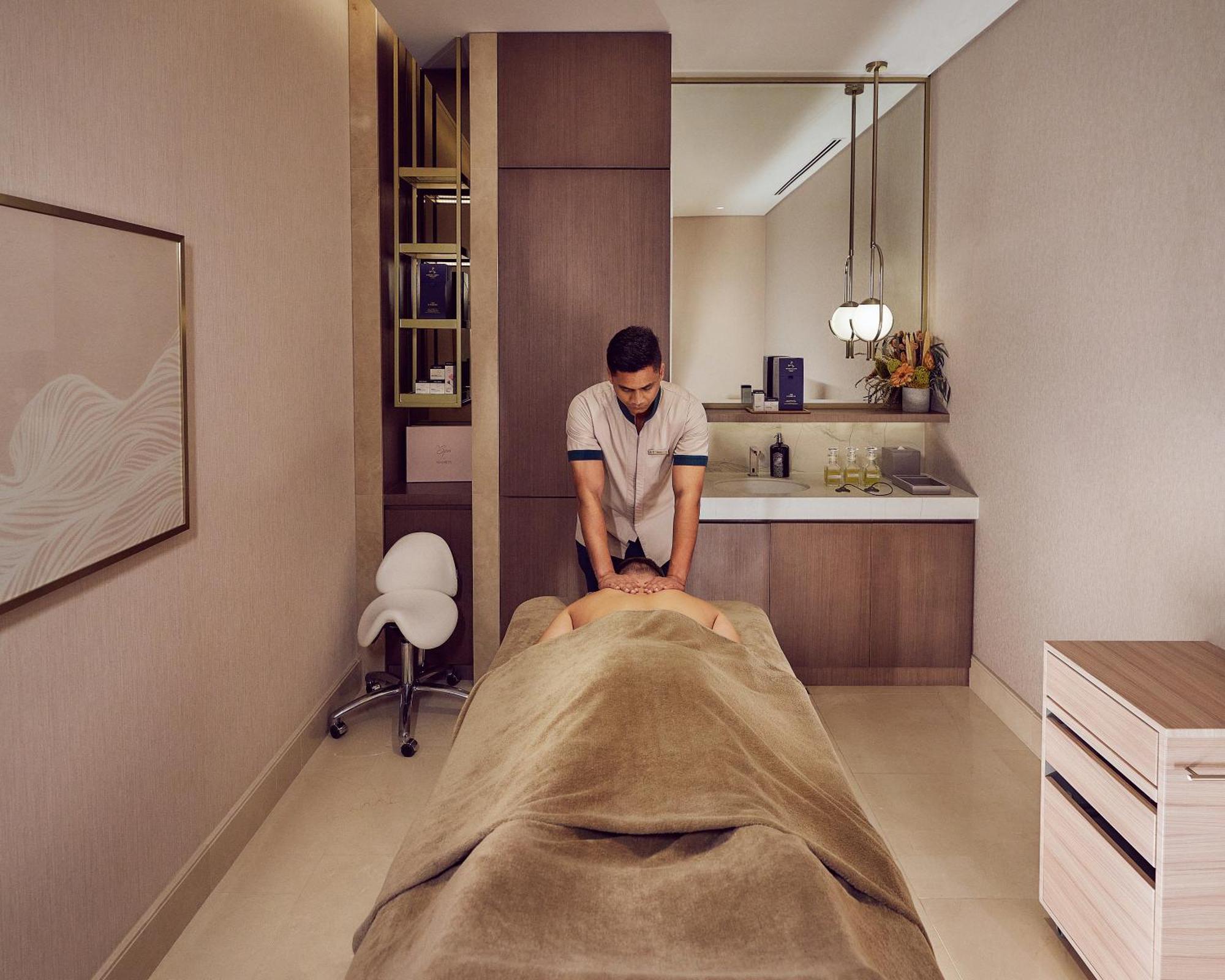 Address Beach Resort Bahrain Manama Exterior foto A massage therapist at work
