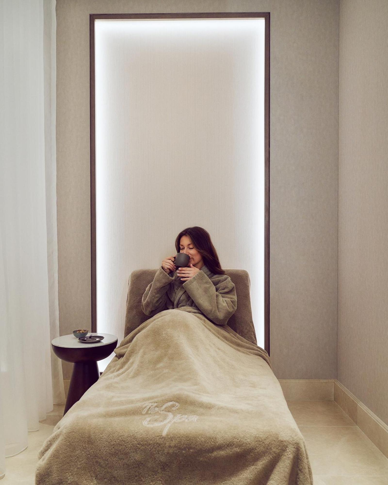 Address Beach Resort Bahrain Manama Exterior foto A woman relaxing at the spa